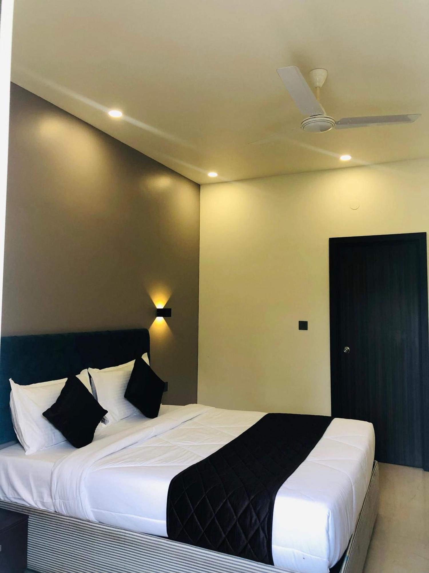 The Lotaz Hotel Kochi エクステリア 写真