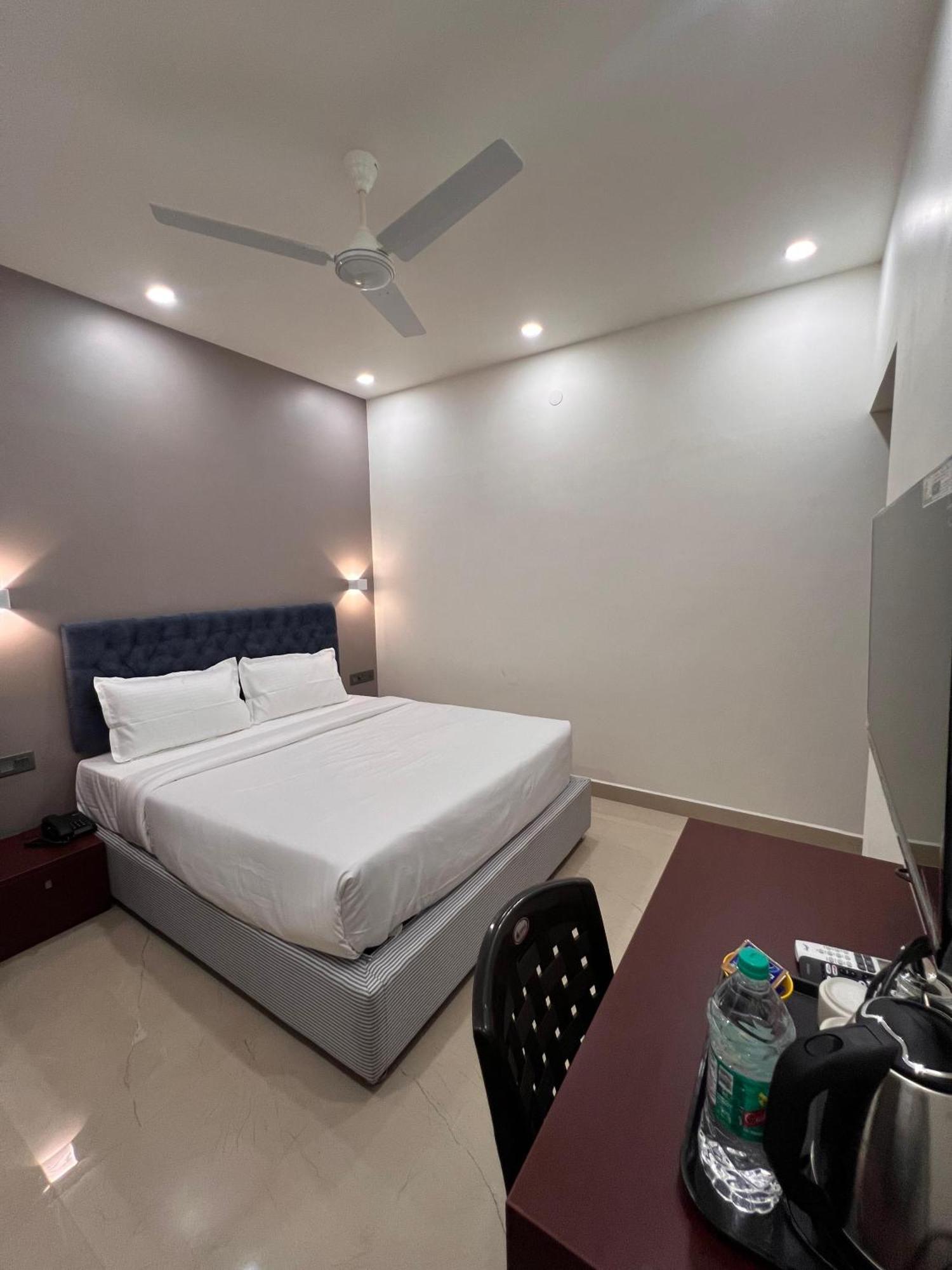 The Lotaz Hotel Kochi エクステリア 写真