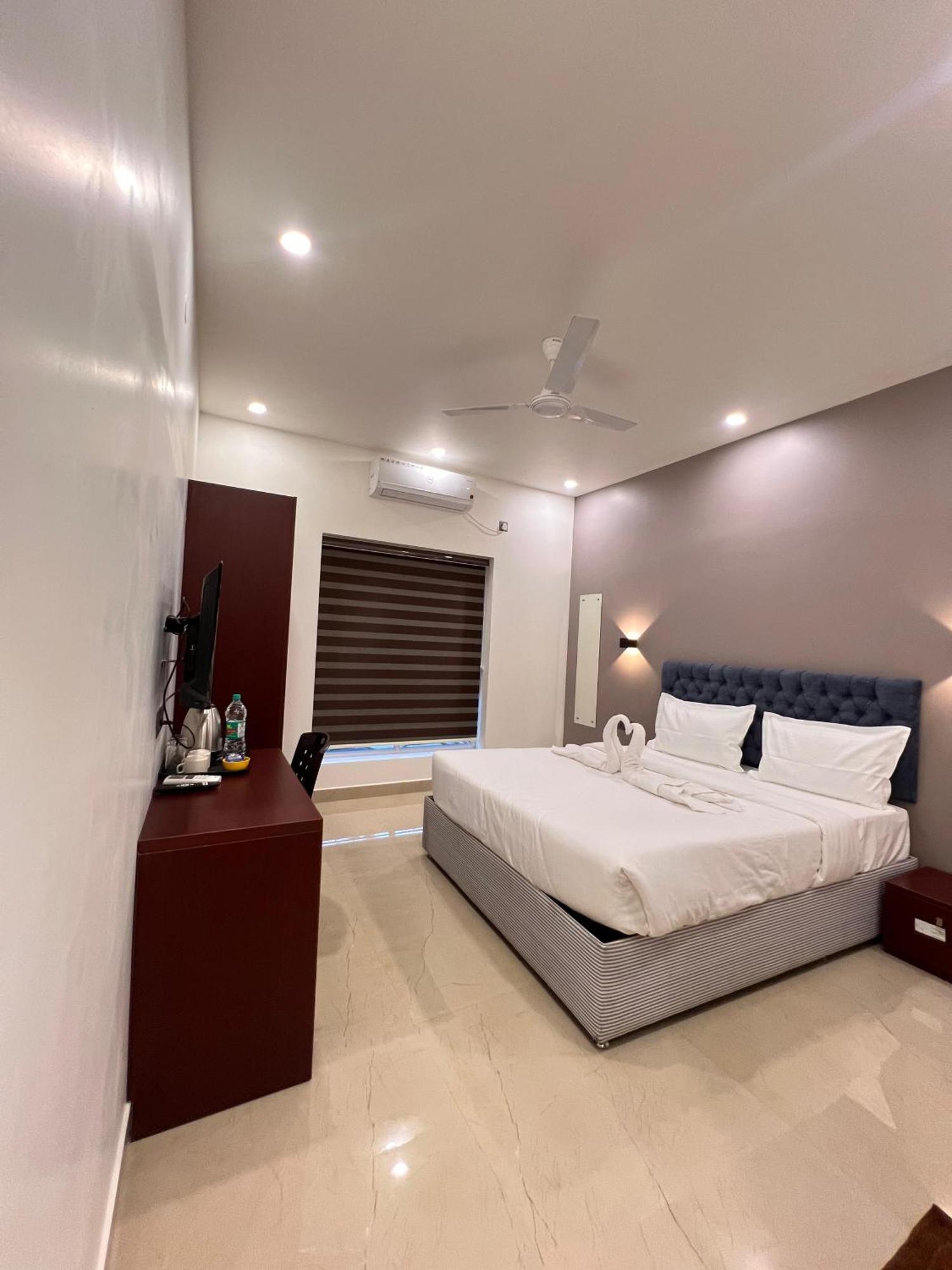 The Lotaz Hotel Kochi エクステリア 写真